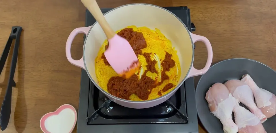 Kantan meat curry paste frying in a pot